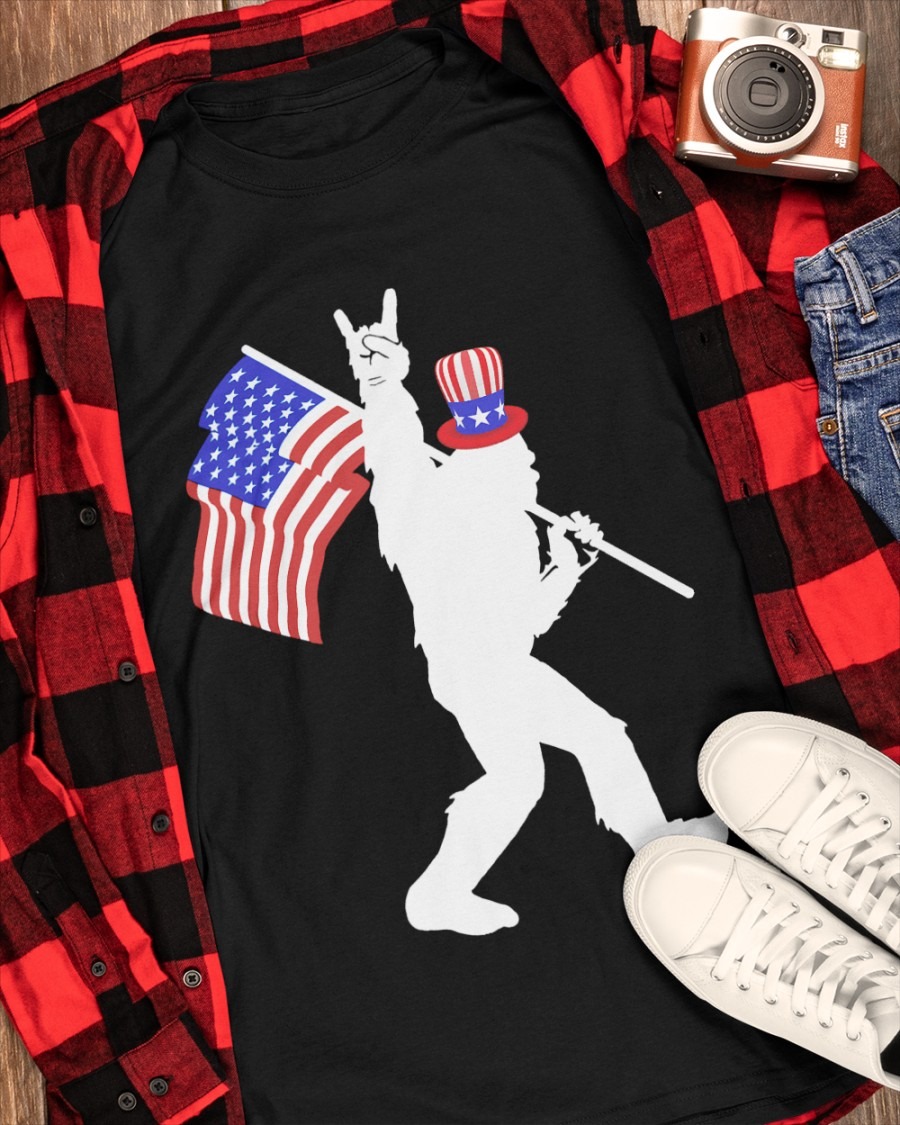 Big foot holding America flag – T-shirt for independence day