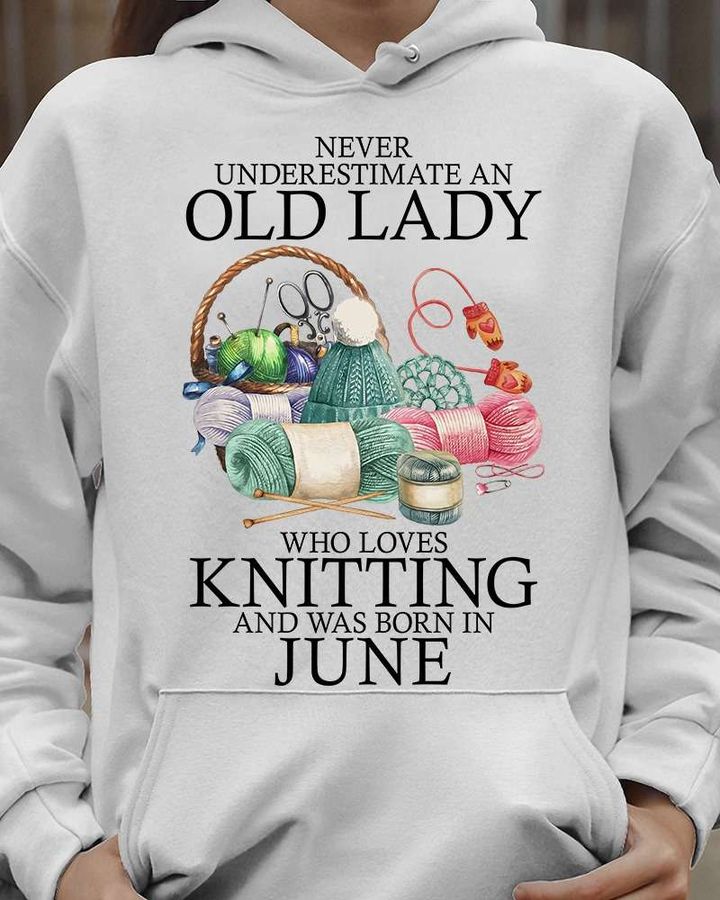 Knitting Woman June Birthday – Never underestimate an old lady who loves knitting and was born in june