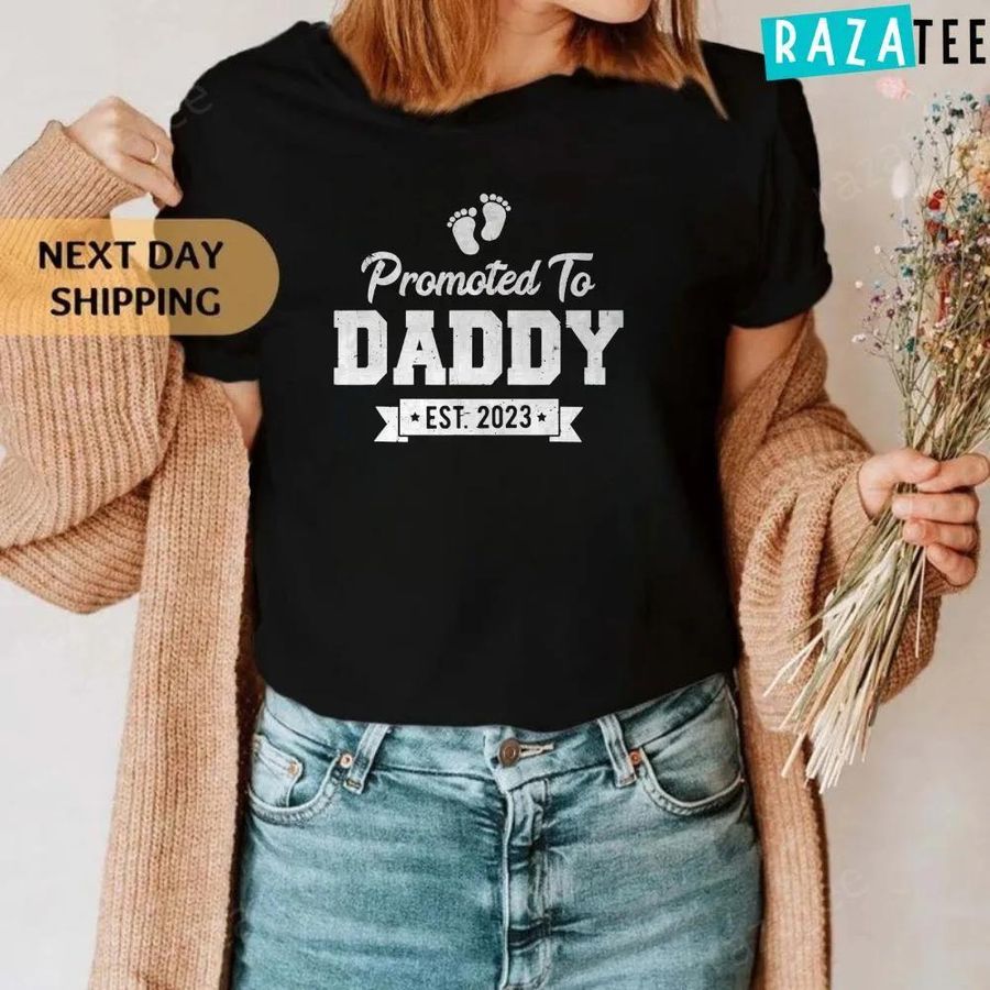 Mens Soon to Be Daddy New Dad Announcement Promoted to Daddy 2023 T-Shirt