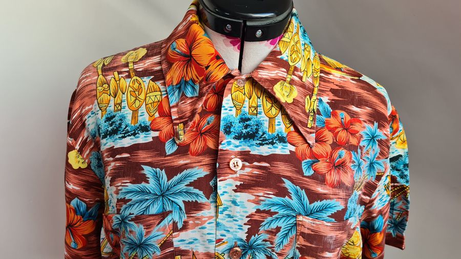 Vintage 1970s Hawaiian Short Sleeved Shir with Visible Mend Feature S